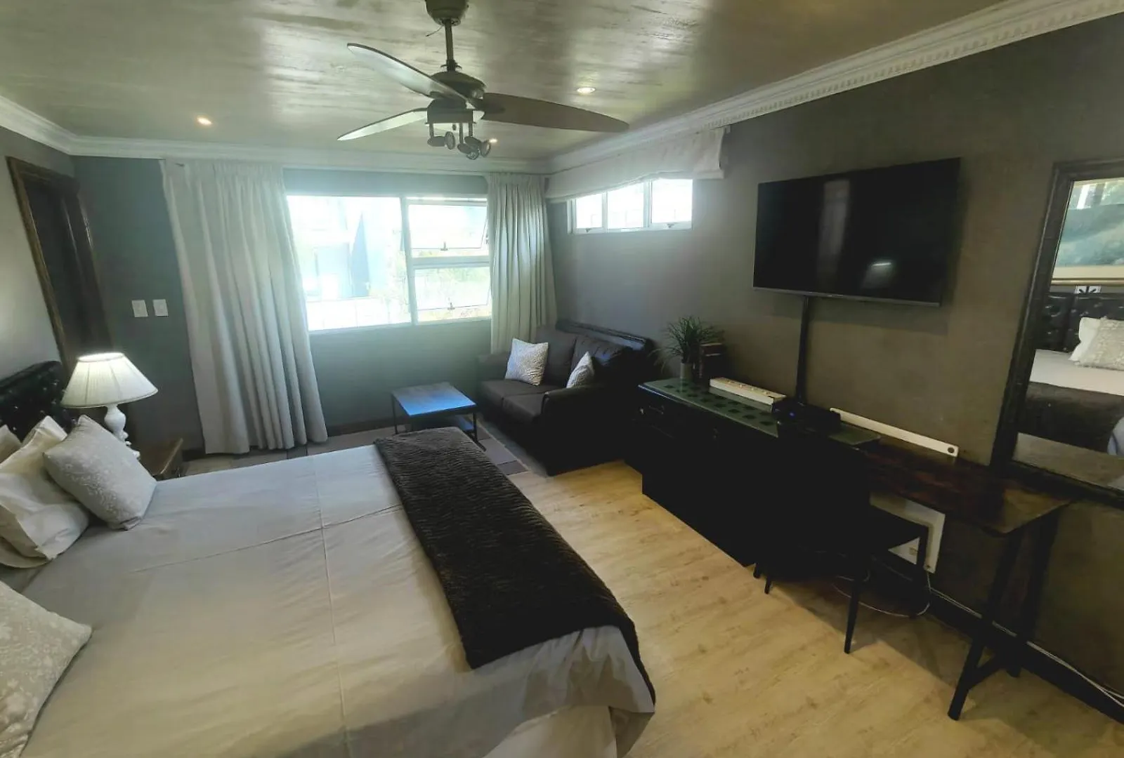 Swiss Cottage Guest House Le Cap